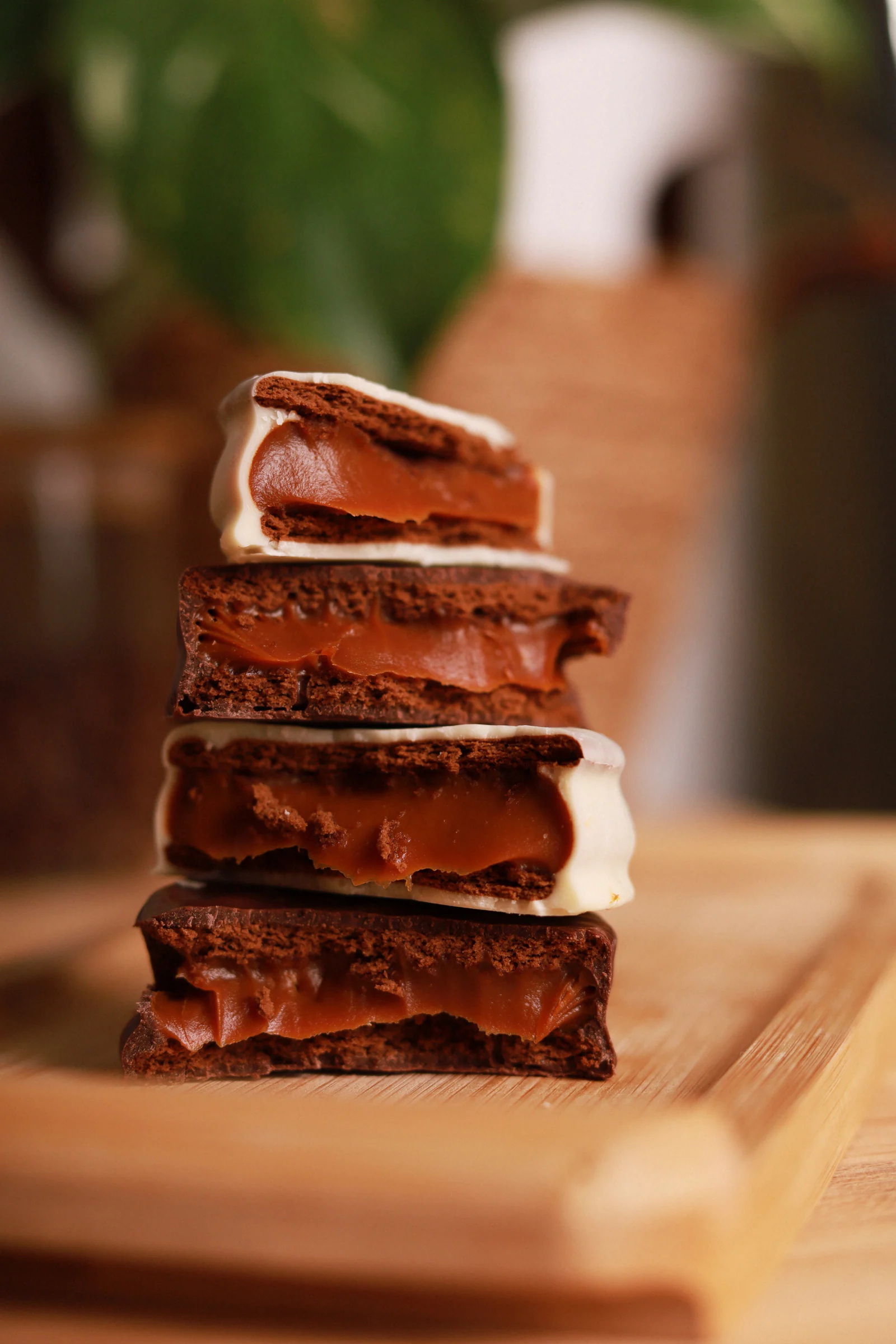 Pilha de alfajores Porteño cortados com recheio aparente