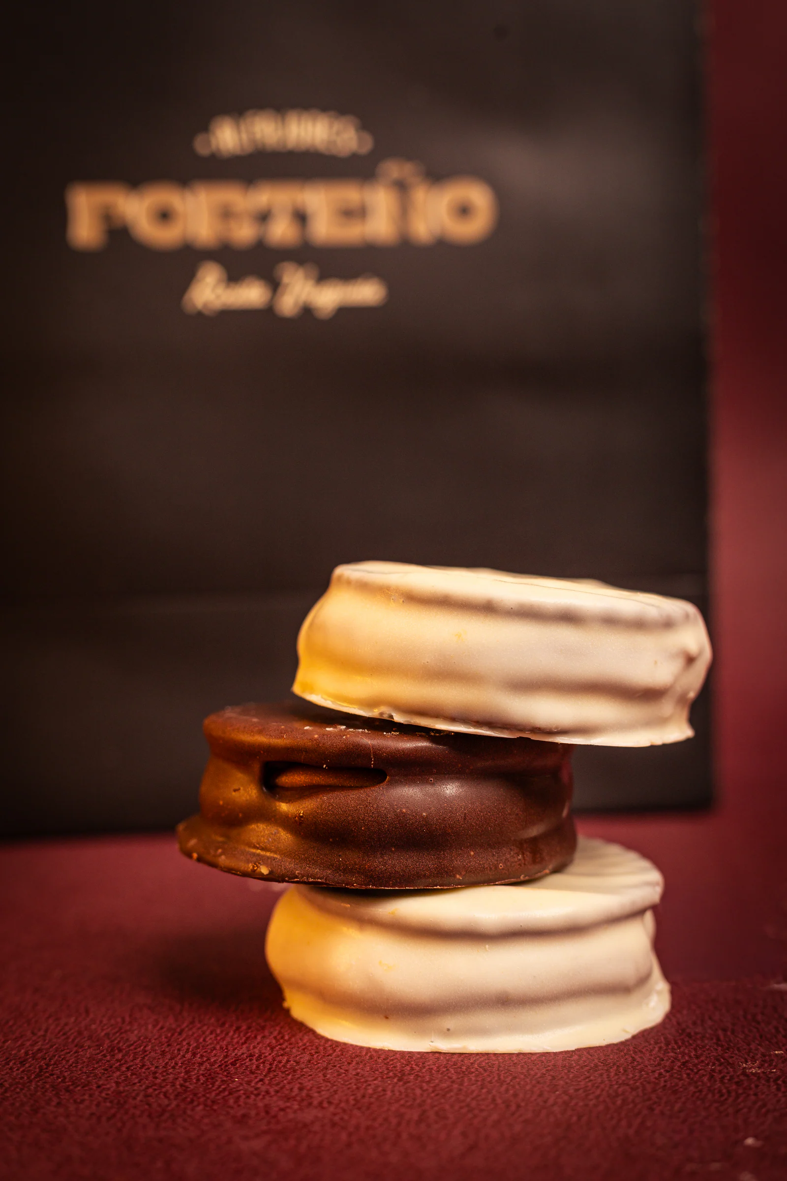 Alfajores Porteño branco e meio amargo empilhados