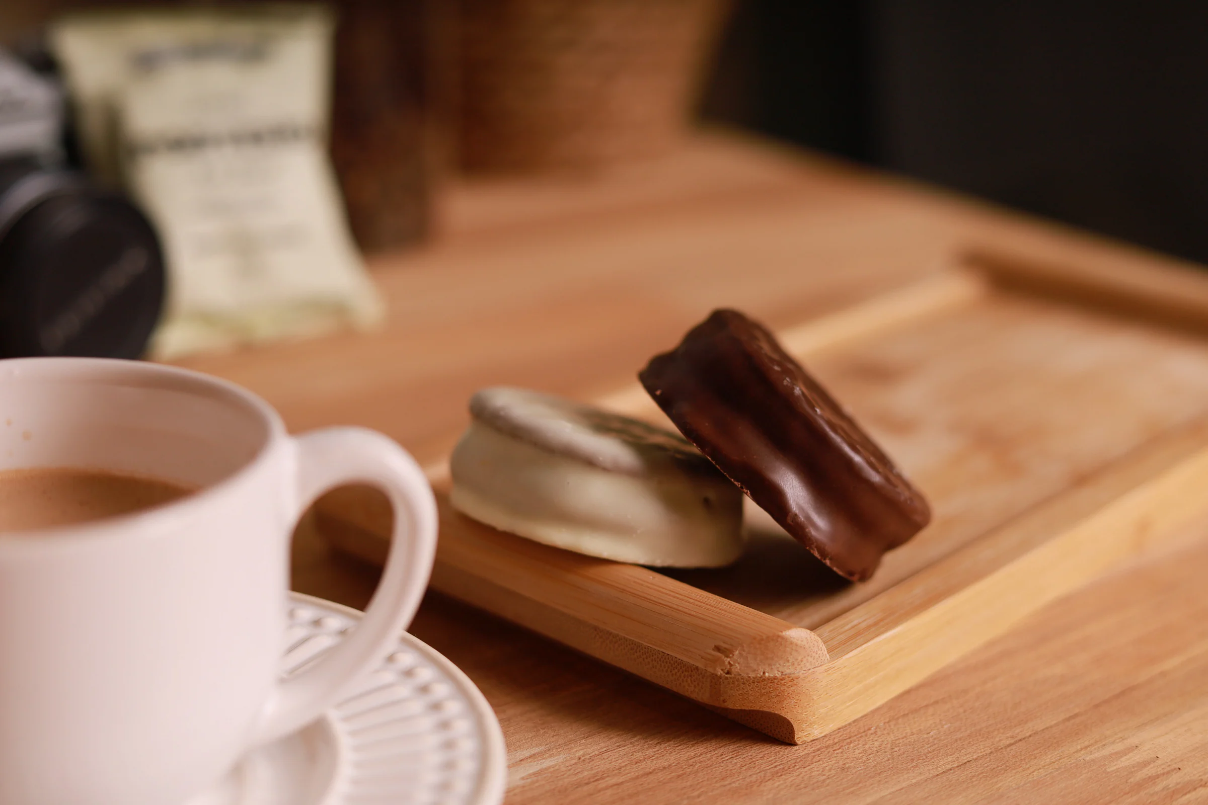 Alfajores Porteño servidos ao lado de uma xícara de café