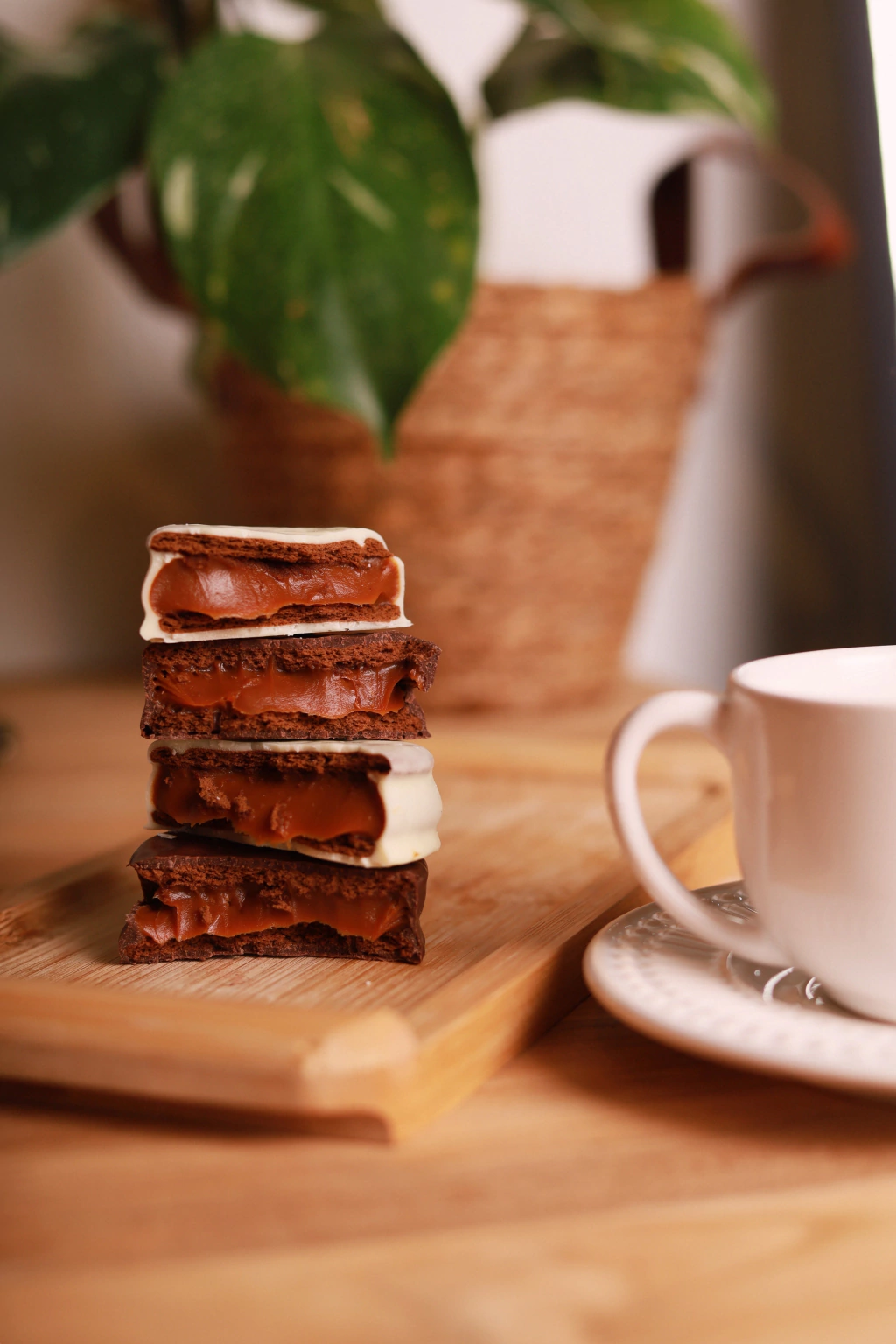 Pilha de alfajores Porteño meio amargo servida com café